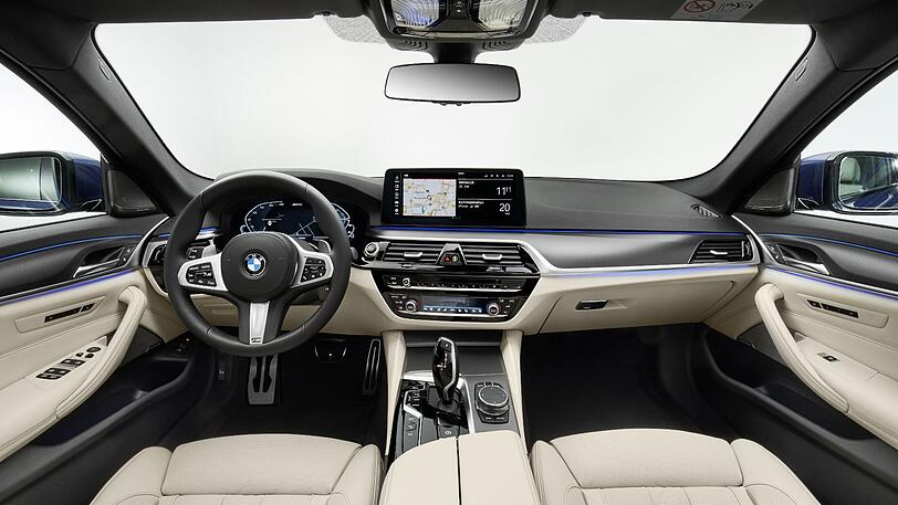 Das Interieur des 5er BMW ist ab Juli 2020 frischer, das Control Display bis zu 12,3 Zoll groß.