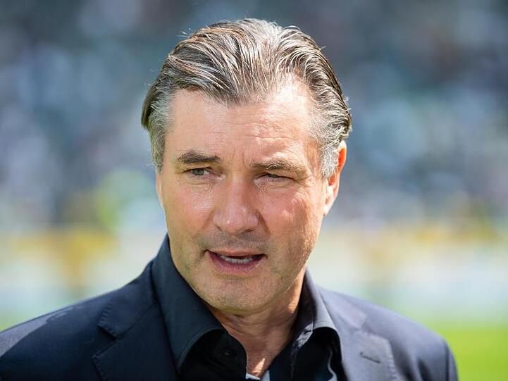 Dortmunds Sportdirektor Michael Zorc, steht vor dem Spiel am Spielfeldrand. Foto: Guido Kirchner/Archivbild