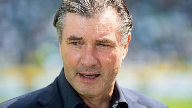 Dortmunds Sportdirektor Michael Zorc, steht vor dem Spiel am Spielfeldrand. Foto: Guido Kirchner/Archivbild Dortmunds Sportdirektor Michael Zorc, steht vor dem Spiel am Spielfeldrand. Foto: Guido Kirchner/Archivbild