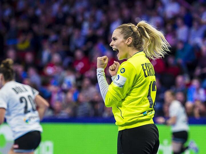 Torhüterin Dinah Eckerle bejubelt einen Treffer der DHB-Frauen.