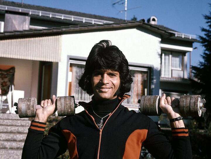 Costa Cordalis 1976 vor seinem Haus in Kniebis bei Freudenstadt.