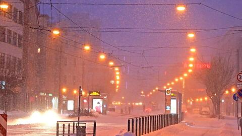 Die verschneite Innenstadt von Magdeburg. Wegen der aktuellen Wetterlage kommt es auch in Sachsen-Anhalt zu erheblichen Verkehrsbehinderungen.