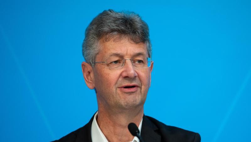 Bayerns Kultusminister Michael Piazolo hält eine Rede.
