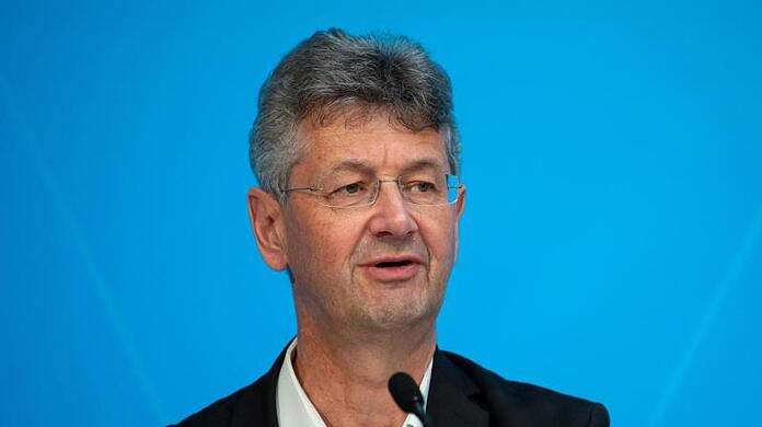 Bayerns Kultusminister Michael Piazolo hält eine Rede.