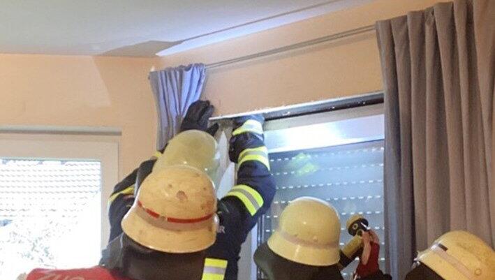Am frühen Samstagabend muss die Feuerwehr einen brennenden Rollokasten in Pasing löschen, weil der Bewohner ein Wespennest ausräuchern wollte.