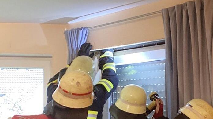 Am frühen Samstagabend muss die Feuerwehr einen brennenden Rollokasten in Pasing löschen, weil der Bewohner ein Wespennest ausräuchern wollte.