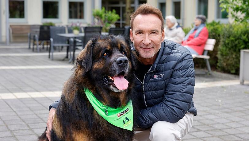 Jochen Bendel beim Besuch eines Seniorenheims in Paderborn mit dem gemeinnützigen Verein "Tiere bauen Brücken e.V.".