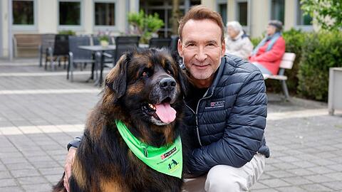 Jochen Bendel beim Besuch eines Seniorenheims in Paderborn mit dem gemeinnützigen Verein "Tiere bauen Brücken e.V.".