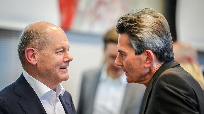 Der Kanzler ist nach der Nachtsitzung zum Bundeshaushalt gut gelaunt.
