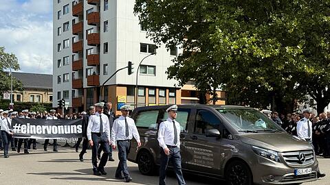 1.500 bis 2.000 Menschen kamen, um dem getöteten Polizisten die letzte Ehre zu erweisen