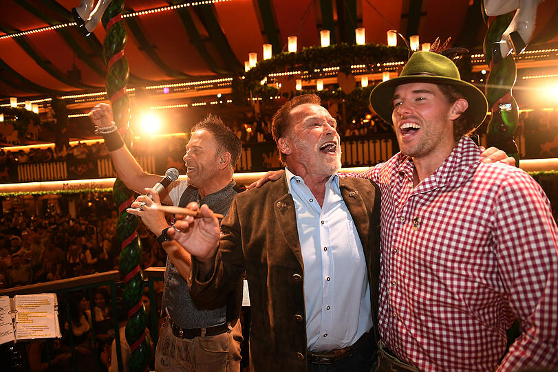 Arnold Schwarzenegger und sein Sohn Christopher auf der Bühne im Marstall-Festzelt. Die Feierlaune war den beiden anzusehen.