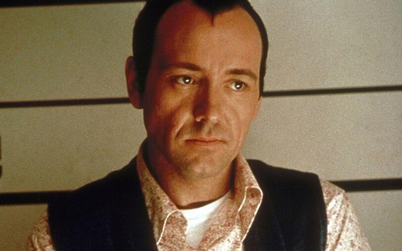 Ganove Verbal Kint (Kevin Spacey) ist einer von zwei &Uuml;berlebenden des Feuers.