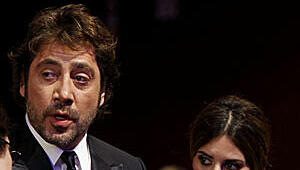 Zum besten Schauspieler wurde Javier Bardem in Cannes gekürt. Er teilt sich den Preis aber mit dem Italiener Elio Germano. Bardem widmete den Preis seiner Freundin Penelope Cruz. Zum besten Schauspieler wurde Javier Bardem in Cannes gekürt. Er teilt sich den Preis aber mit dem Italiener Elio Germano. Bardem widmete den Preis seiner Freundin Penelope Cruz.