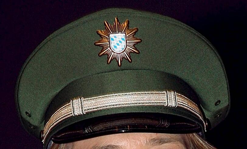 Die Polizei konnte bei einer Groß-Razzia rund 100 Verdächtige festsetzen.