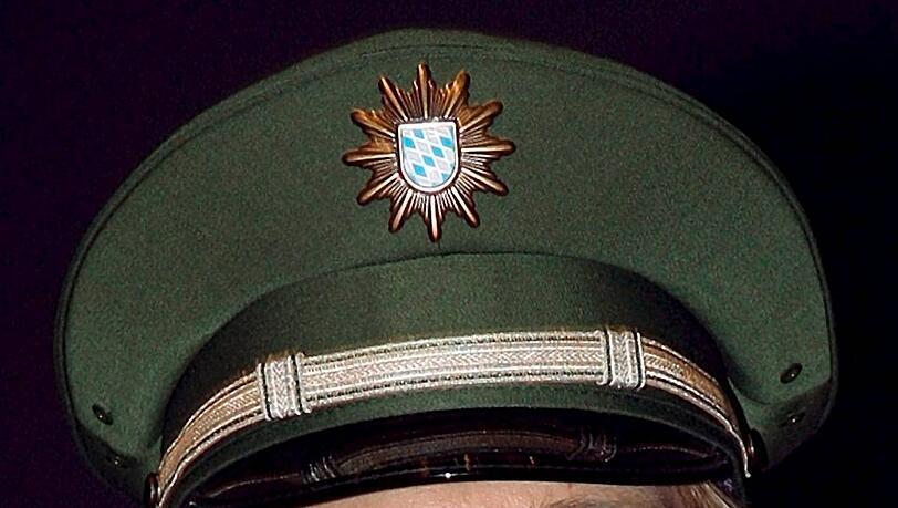Die Polizei konnte bei einer Groß-Razzia rund 100 Verdächtige festsetzen. Die Polizei konnte bei einer Groß-Razzia rund 100 Verdächtige festsetzen.