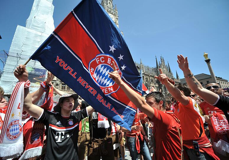 Party-Stimmung, gute Laune, Siegesgewissheit: Hier feiern sich die Bayern-Fans in den Ausnahmezustand. Die besten Bilder zum Durchklicken!