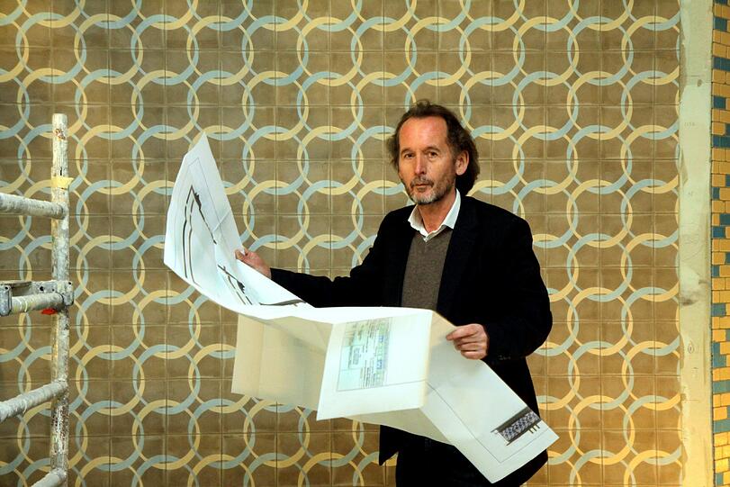 Der Innenarchitekt: Die Innenarchitektur des Restaurants wird vom eigenen Büro Kuffler Inn Design gestaltet. Gerhard Zobler ist diplomierter Innenarchitekt, zeigt sich beispielsweise auch schon für das Weinzelt auf der Wiesn verantwortlich. Er sagt: &bdquo;Das hier ist eine besondere, tolle Herausforderung!&ldquo; Alle Möbel, Lampen, Tische, Stühle, Polster sind extra für das &bdquo;Kuffler&ldquo; entworfen.