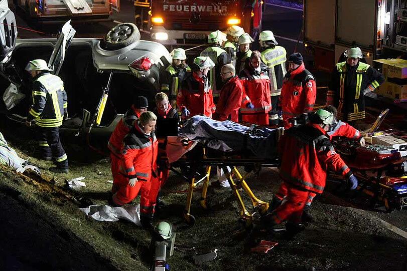 Bilder des schweren Verkehrsunfalls im Landkreis Mühlendorf am Inn mit einem Toten und zwei Schwerverletzten.
