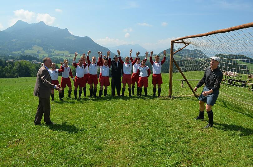 Trat sogar selbst ein paar historische Bälle: Karl-Heinz Rummenigge beim Landauer-Dreh in Samerberg &ndash; Die Bilder.