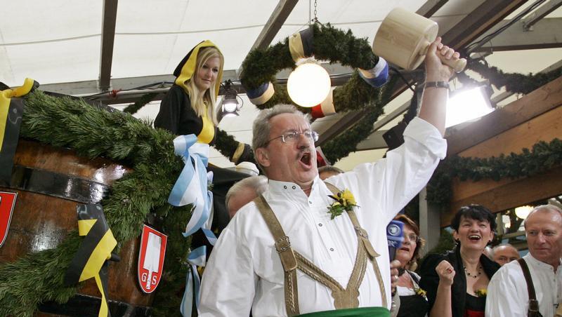 Das Anzapfen durch den Oberbürgermeister ist jedes Jahr erneut ein Spektakel. 20 Mal hatte Christian Ude (Foto) die Ehre. In diesem Jahr muss Dieter Reiter ran. Das Anzapfen durch den Oberbürgermeister ist jedes Jahr erneut ein Spektakel. 20 Mal hatte Christian Ude (Foto) die Ehre. In diesem Jahr muss Dieter Reiter ran.
