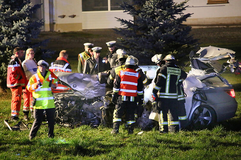 Schrecklicher Unfall auf der B15 bei Erding: Die Bilder vom Rettungseinsatz