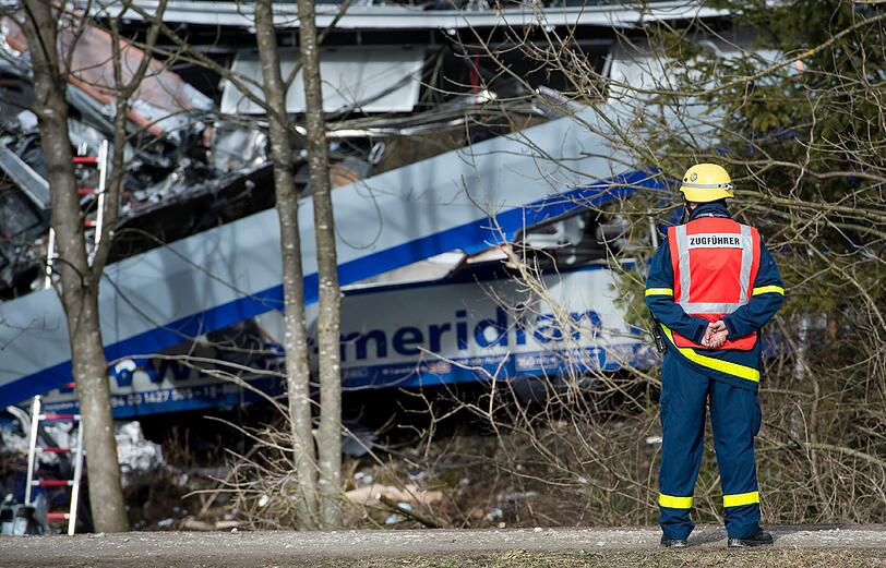 Rettungskräfte an der Unfallstelle.