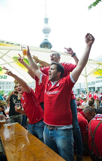 Vor dem DFB-Pokalfinale ist die Berliner Innenstadt von Dortmund und Bayern-Fans belagert. Die Bilder!