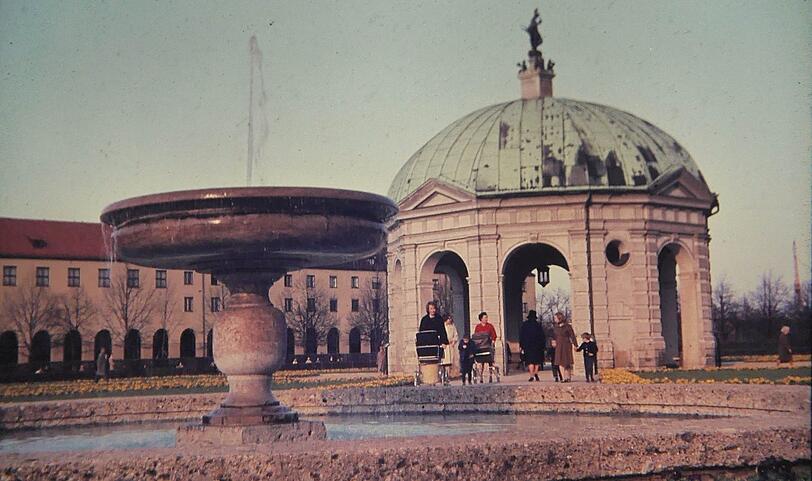 Sonntagsspaziergang mit Kind und Kegel am Dianatempel des Hofgartens &ndash; eine Aufnahme aus dem Jahr 1971.