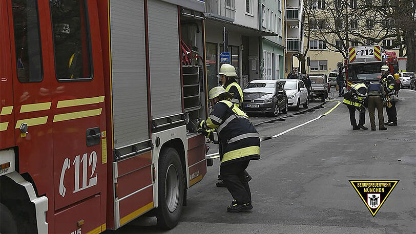 Eine Frau rettete ihren Nachbarn aus seiner brennenden Wohnung.