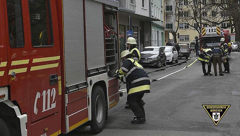 Eine Frau rettete ihren Nachbarn aus seiner brennenden Wohnung. Eine Frau rettete ihren Nachbarn aus seiner brennenden Wohnung.