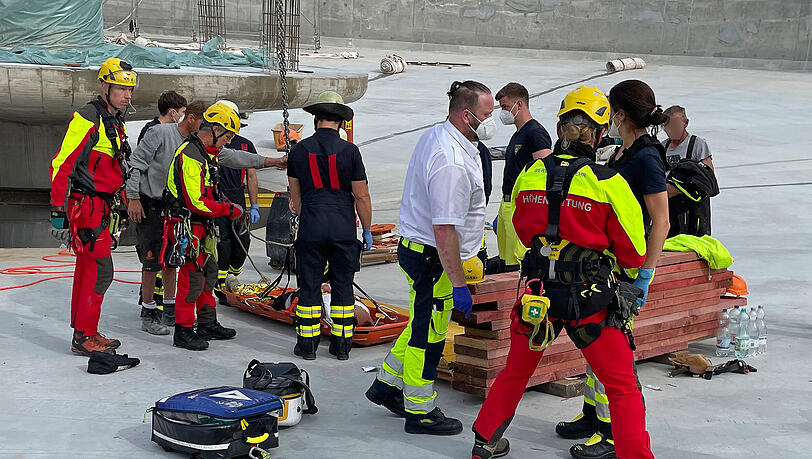 Einsatzkräfte der Höhenrettung auf der Baustelle in Freimann.