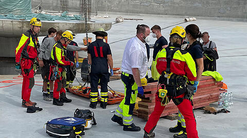Einsatzkräfte der Höhenrettung auf der Baustelle in Freimann.