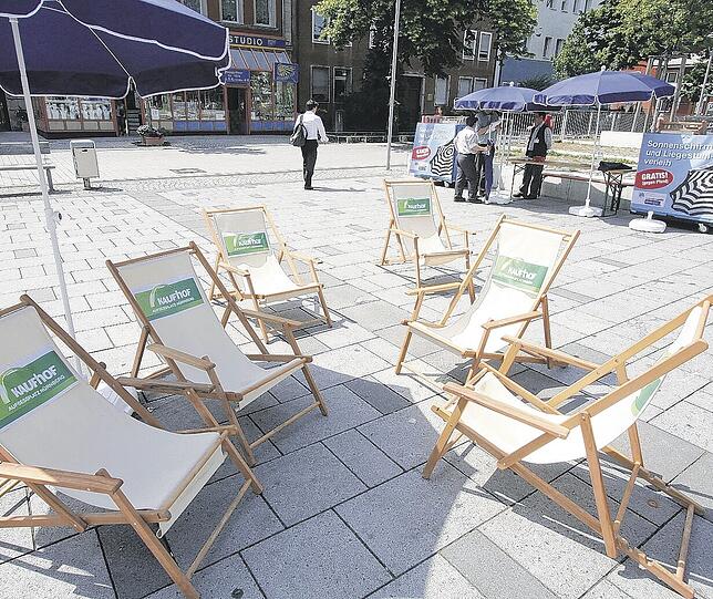 Heiß genug ist die Pflasterwüste Aufseßplatz. Jetzt sorgen Liegestühle und Sonnenschirme, gratis von der Stadt verliehen, für Strandfeeling.