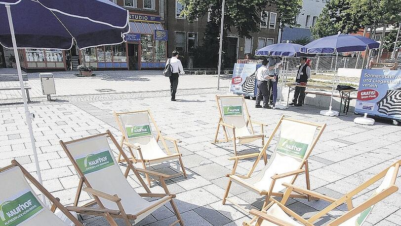 Heiß genug ist die Pflasterwüste Aufseßplatz. Jetzt sorgen Liegestühle und Sonnenschirme, gratis von der Stadt verliehen, für Strandfeeling. Heiß genug ist die Pflasterwüste Aufseßplatz. Jetzt sorgen Liegestühle und Sonnenschirme, gratis von der Stadt verliehen, für Strandfeeling.