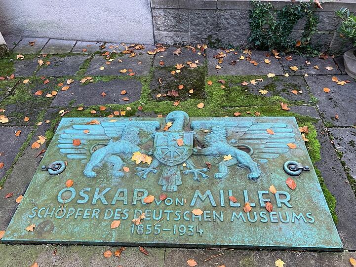 Mächtig: Millers Grabplatte.