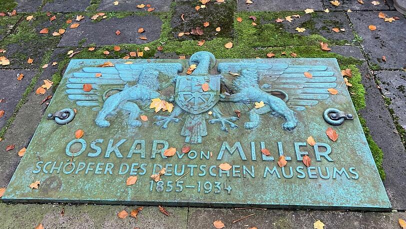 Mächtig: Millers Grabplatte.