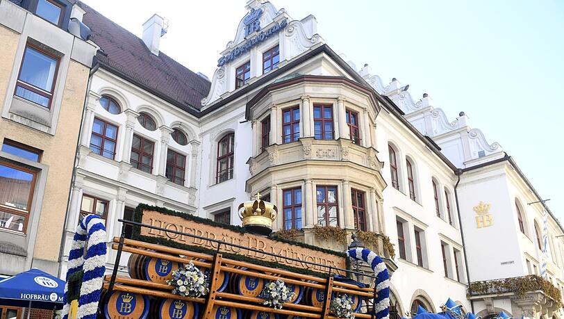 Eine Brauereikutsche steht vor dem Hofbräuhaus während der WirtshausWiesn 2021.