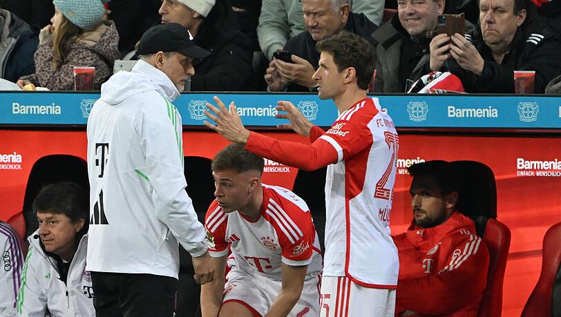 Spieltag in der BayArena, Münchens Thomas Müller (r) spricht neben Joshua Kimmich mit Trainer Thomas Tuchel.