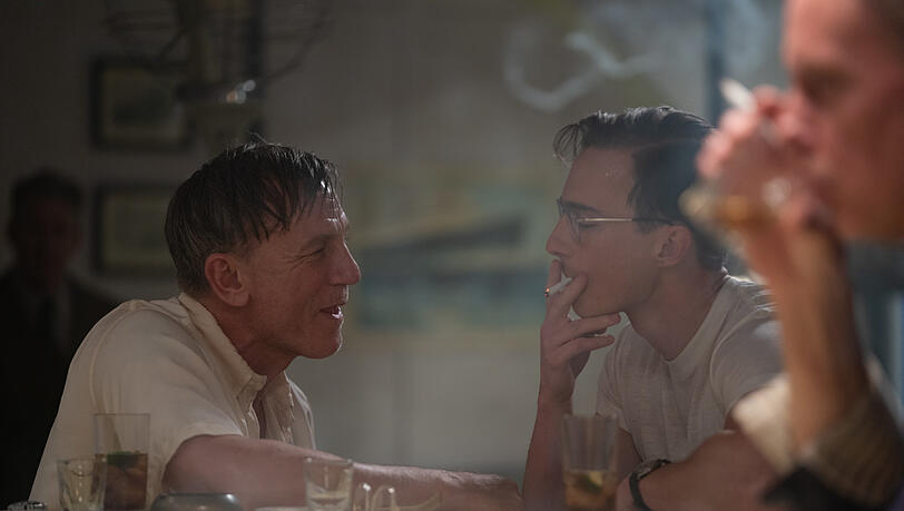 Kaum wieder zu erkennen ist Daniel Craig (mit Drew Starkey) in "Queer". Kaum wieder zu erkennen ist Daniel Craig (mit Drew Starkey) in "Queer".