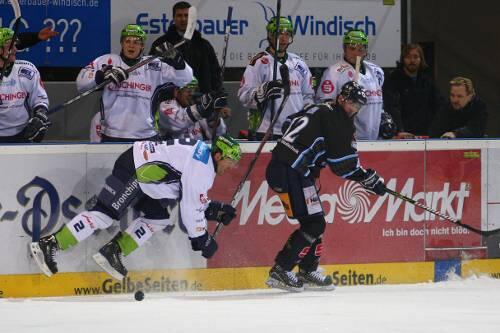 Der Tiger zappelt im Außennetz, der Torwart liegt im Tor: Brad Leeb (weißes Trikot) nach einem Zusammenprall mit Mike Bales (rechts).