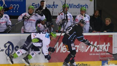 Der Tiger zappelt im Außennetz, der Torwart liegt im Tor: Brad Leeb (weißes Trikot) nach einem Zusammenprall mit Mike Bales (rechts). Der Tiger zappelt im Außennetz, der Torwart liegt im Tor: Brad Leeb (weißes Trikot) nach einem Zusammenprall mit Mike Bales (rechts).