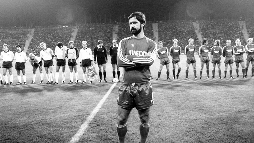 Der "Bomber" Gerd Müller bei seinem Abschiedsspiel zwischen der deutschen Nationalmannschaft und dem FC Bayern. Der "Bomber" Gerd Müller bei seinem Abschiedsspiel zwischen der deutschen Nationalmannschaft und dem FC Bayern.