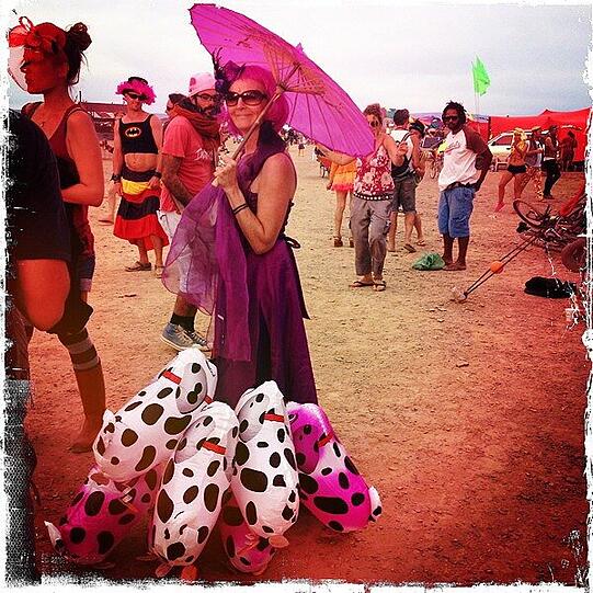 Es ist das wohl kurioseste Treffen von Individualisten: "Alles ist möglich" lautet der Slogan des "Afrika Burn Festival" in der Karoo-Halbwüste - sehen Sie hier die schrägsten Bilder.