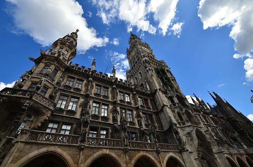 Wie ein Rathaus-Reporter dabei sein, wenn der Stadtrat debattiert.