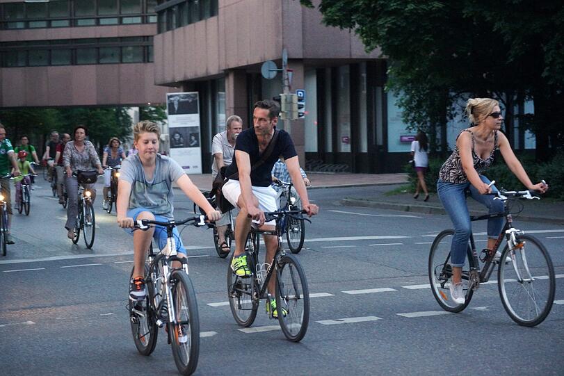 Die Radl-Nacht auf Münchens Straßen war ein voller Erfolg - knapp 8.000 Radfahrer gingen gemeinsam auf Tour durch die Münchener Innenstadt.