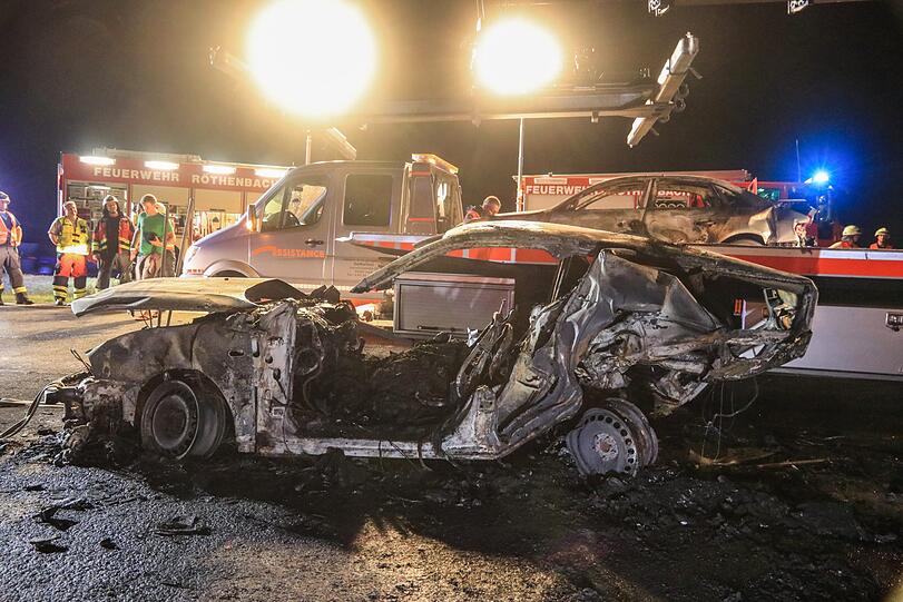 Unfall-Drama auf der A3 bei Nürnberg - Bilder vom Bergungseinsatz.