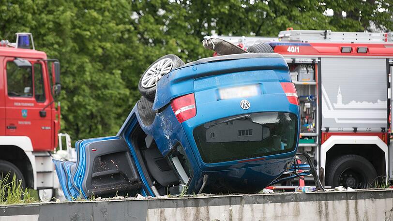 Bei einem Frontalcrash mit einem Lkw kam ein 18-jähriger Autofahrer in Trostberg ums Leben.