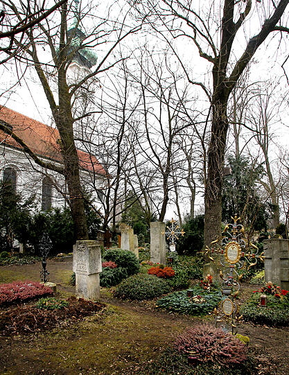 Eine Galerie der Großen: Auch Erich Kästner, Liesl Karlstadt und Bernd Eichinger ruhen auf dem Bogenhausener Friedhof.