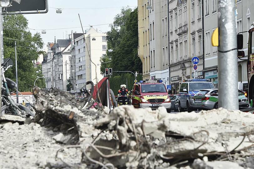 In der Kapuzinerstraße sind Teile eines Hausdachs einfach auf die Straße gefallen.