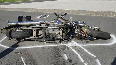 Auf dem Isarring ist ein Motorradfahrer nach einem Zusammenprall mit einem Auto schwer gestürzt. (Symbolbild)